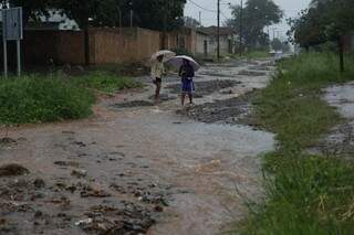 Durante chuva no sábado, ruas do bairro se transformaram em um grande rio (Foto: Cleber Gellio)