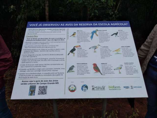 Alunos sinalizam trilha em reserva para observa&ccedil;&atilde;o de p&aacute;ssaros e &aacute;rvores