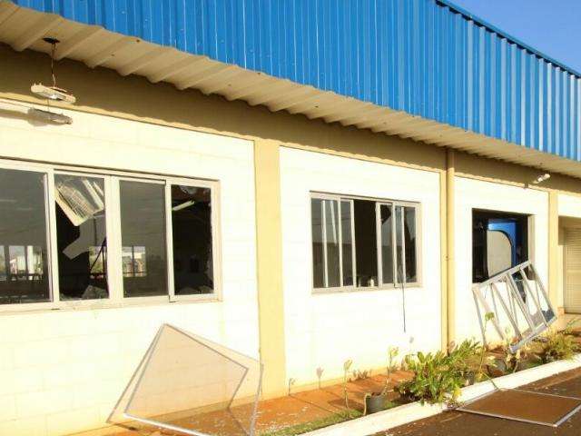 Explos&atilde;o em caixa eletr&ocirc;nico deixa rastro de destrui&ccedil;&atilde;o em empresa 