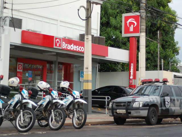  Bandidos rendem gerente e fazem disparos em ag&ecirc;ncia banc&aacute;ria