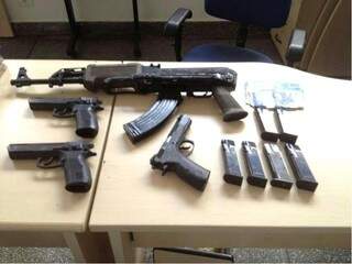 Dentro de um compartimento falso foram encontrados um fuzil e três armas 9 milímetros. (Foto: Divulgação)