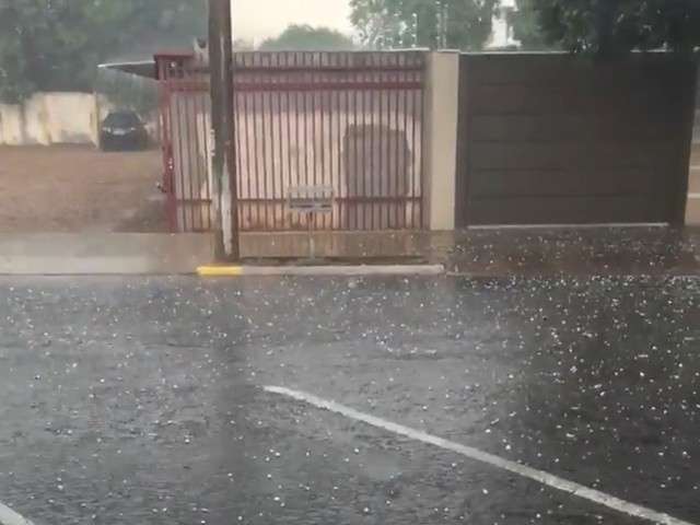 Forte chuva acompanhada de granizo deixa rastro de estragos