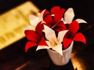 As flores feitas de papel. (Foto: Renan Kubota)