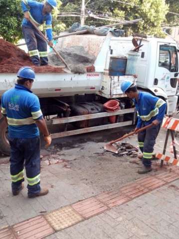 Cal&ccedil;ada cede e carro cai em buraco no centro da Capital
