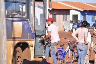 Mudança de famílias que ocupavam casas há um mês foi feita em caminhões e ônibus (Foto: Eliel Oliveira)