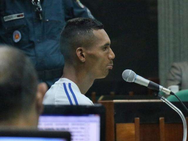 Com plen&aacute;rio vazio, comparsa de Nando nega envolvimento em morte de adolescente