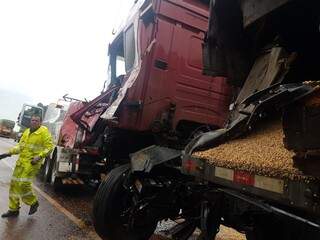 Caminhão com soja teve a frente danificada com o impacto (Foto: Anahi Gurgel)