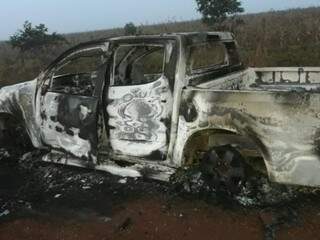 Caminhonete usada em sequestro foi queimada ao lado do corpo (Foto: Direto das Ruas)