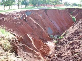 Erosão no Parque do Sóter que engoliu parte da pista de caminhada (Foto: Fernando da Mata)