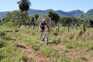 Prova de mountain bike terá 102 quilômetros sob sol forte de Corumbá. (Foto:Divulgação)