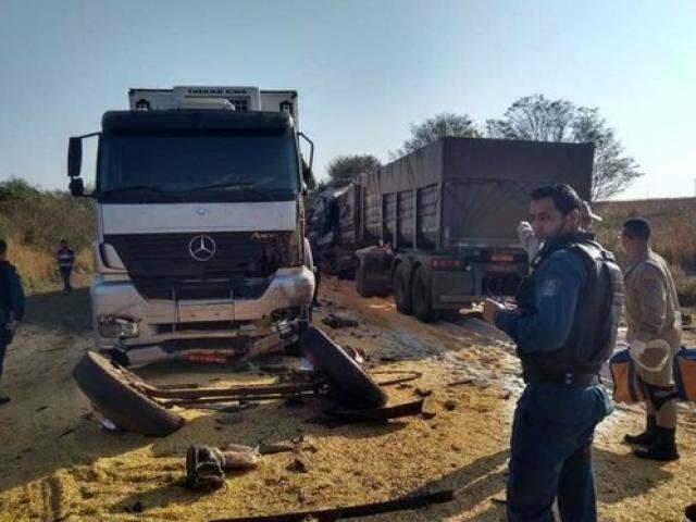Carretas batem de frente na BR-163 e motorista morre entre as ferragens