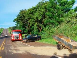 Carro fica desgovernado, bate em outro e causa acidente na BR-267 Carro fica desgovernado, bate em outro e causa acidente na BR-267