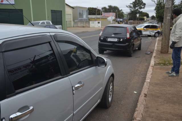 Carro capota atingido por motorista que &quot;furou&quot; sinal; 4 ficam feridos