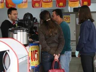 Compradores conversam com gerente em loja do Centro de Campo Grande (Foto: Henrique Kawaminami)