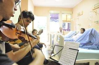 Com talento e solidariedade, o grupo de alunos usa a música como terapia para pacientes do HU (Foto: João Garrigó)