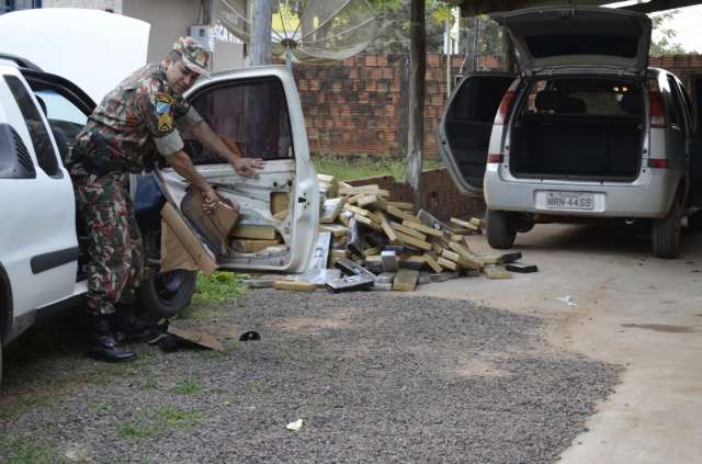 Pol&iacute;cia ambiental apreende 504 kg de maconha em dois ve&iacute;culos 
