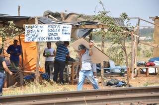 Acampados prometem erguer barracos na mesma região (Foto: Marcelo Calazans)