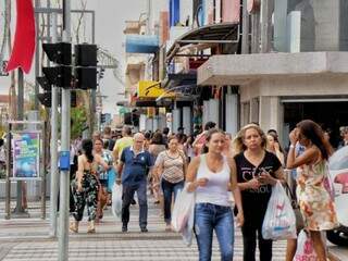 Na corrida pelo presente de Natal, s&aacute;bado &eacute; de lojas e sacolas cheias