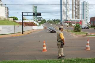Homens da Agetran começam a colocar cones para a interdição. (Foto: Simão Nogueira).