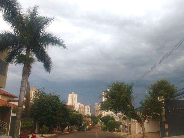 Ap&oacute;s chuva na madrugada, temperatura cai e dia deve ser nublado