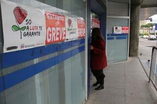 Apenas em Campo Grande, são 85 agências bancárias com atividades paralisadas. (Foto: Marcos Ermínio)