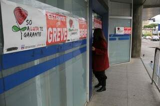 Apenas em Campo Grande, são 85 agências bancárias com atividades paralisadas. (Foto: Marcos Ermínio)