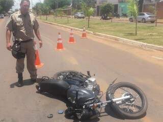 Willian aproveitou que o agente estava caído e fugiu do local, abandonando a motocicleta. (Foto: Folha da Cidade)