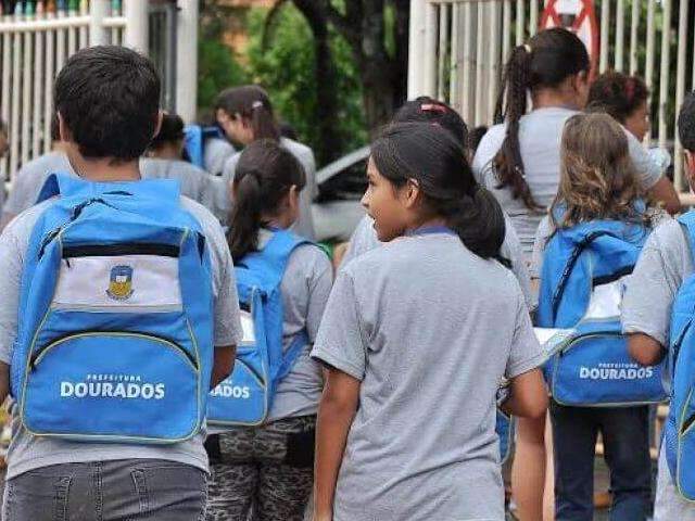 Sem material, 30 mil alunos voltam &agrave;s aulas em escolas municipais