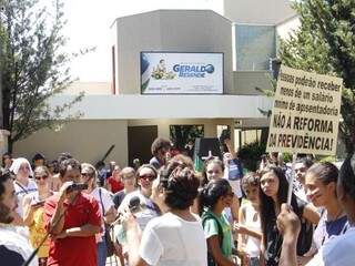 Manifestantes em frente ao escritório político de Geraldo Resende (Foto: Helio de Freitas)