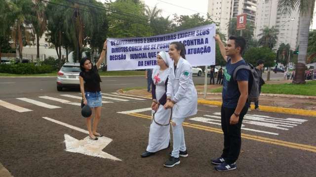 &quot;N&atilde;o queremos ser assistente de m&eacute;dico&quot;, protestam enfermeiros 