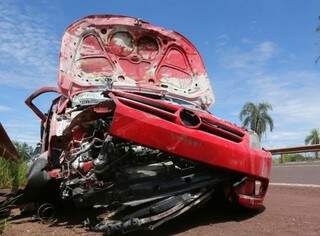 O veículo modelo Gol, ficou completamento danificado com a batida.(Foto:Divulgação)