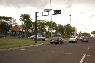 Falta de energia deixou trânsito sem sinalização semafórica. (foto: Simão Nogueira)
