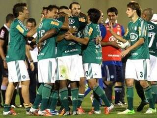 Atletas do Palmeiras comemoram vitória que dá mais força a equipe nesta reta final (Foto: Eduardo Viana/Lance)