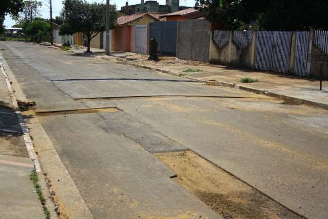 Moradores reclamam de obras demoradas e ruas remendadas 