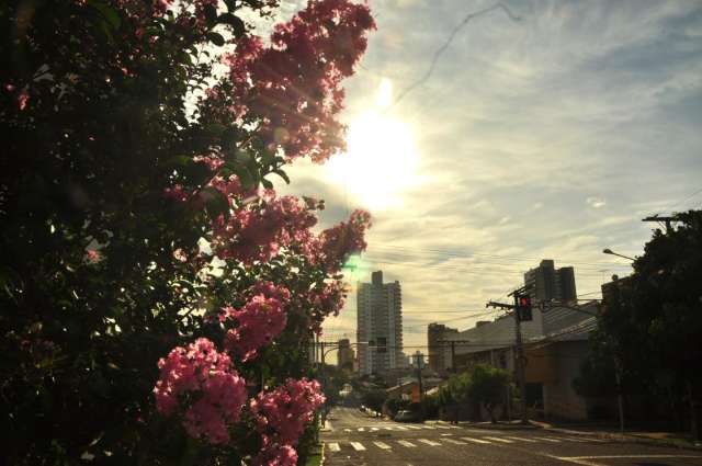 Dia t&iacute;pico de Ver&atilde;o, s&aacute;bado tem muito calor e previs&atilde;o de chuva