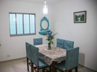 Sala de jantar para pequenas refeições toda decorada em tons de azul para dar tranquilidade (Foto: Paulo Francis)