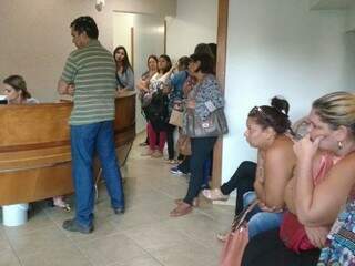Ex-funcionários aguardam atendimento em clínica (Foto: Amanda Bogo)
