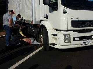 Motociclista parou embaixo de caminhão, mas não teve ferimentos leves (Foto: Rafael Domingos) 