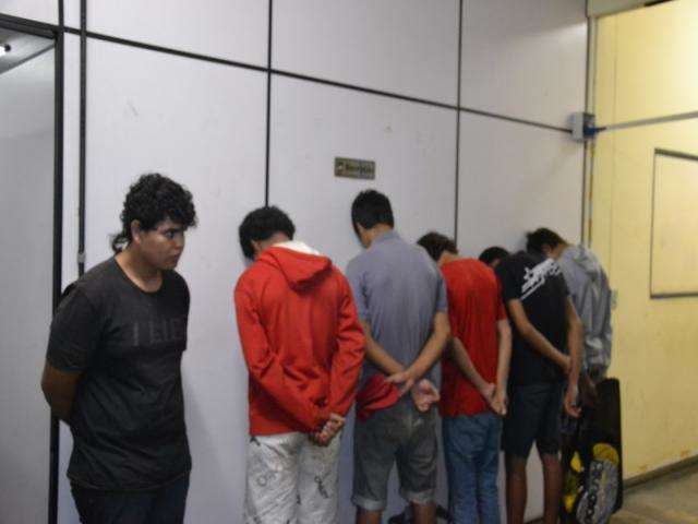 Mais de 30 jovens participaram de arrast&atilde;o em shopping