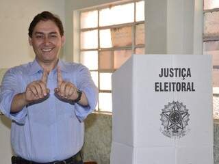 Candidato do PP, Alcides Bernal, ao votar no final desta manhã. (Foto: MInamar Junior)