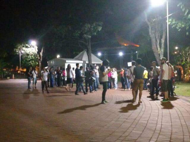 Sem cartazes e bandeiras, cerca de 30 pessoas se re&uacute;nem contra Temer na Capital
