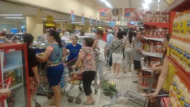 Em v&eacute;spera de Ano Novo, movimento em supermercados ainda &eacute; tranquilo