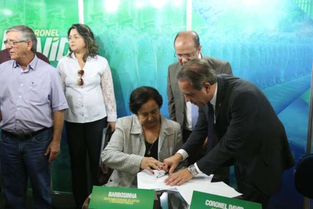 Deputados trabalham em estandes para agilizarem destino de R$ 36 milh&otilde;es