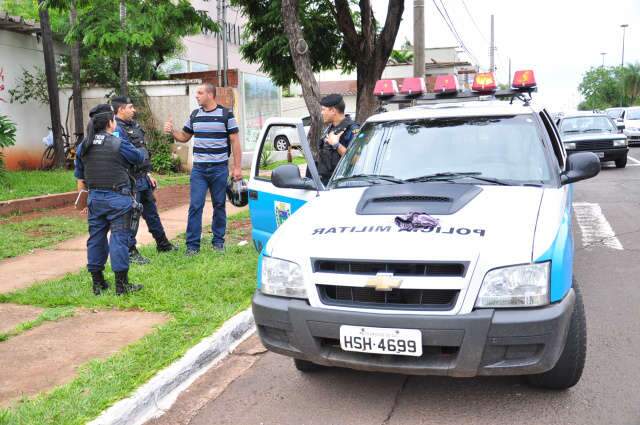  PM aborda malabaristas em Campo Grande e diz que trabalho &eacute; preventivo