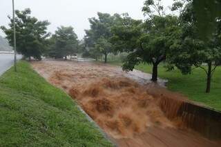 Córrego Segredo voltou a transbordar nesta tarde. (Foto: Gerson Walber)