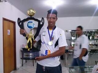 Atleta atuou nos clubes AEC, Urso de Mundo Novo, Novoperário e Ubiratan, campeão da Série B do Estadual de 2013 (Foto: Caarapó News)