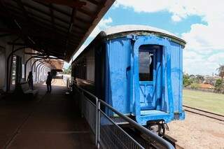 O vagão azul é o único que está na antiga estação (Foto: Henrique Kawaminami)