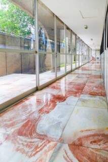 No piso, mármore português. Janelas são originais, de esquadrias de alumínio. (Foto: Fernando Antunes)