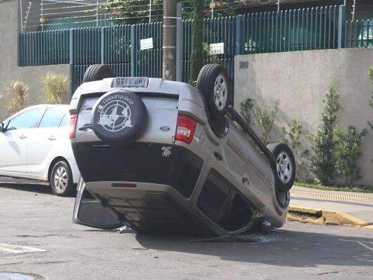 Ve&iacute;culo capota e deixa uma faixa da rua Pernambuco interditada