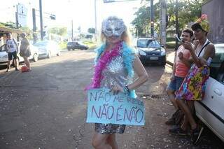 Márcia Alves foi fantasia e com cartaz contra o machismo (Foto: Paulo Francis)